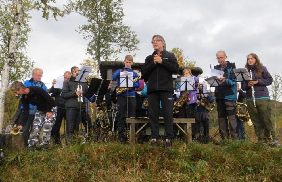 I FRILUFT. Valnesfjord hornmusikk ønsker at flere vil begynne å spille sammen med dem. Dette er fra utekonsert blant fine høstfarger i Bringsli i fjor høst. Foto: Laila Olsen Finvik