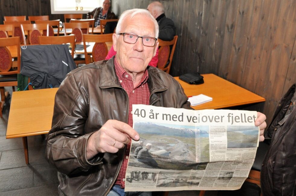 FØRSTE BUSSTUREN. Arne Larsen med avisen fra 40-årsmarkeringen. Han kjørte første rutebuss over fjellet i 1966, og var tilstede da veien kunne feire 50 år. Alle foto: Lars Olav Handeland