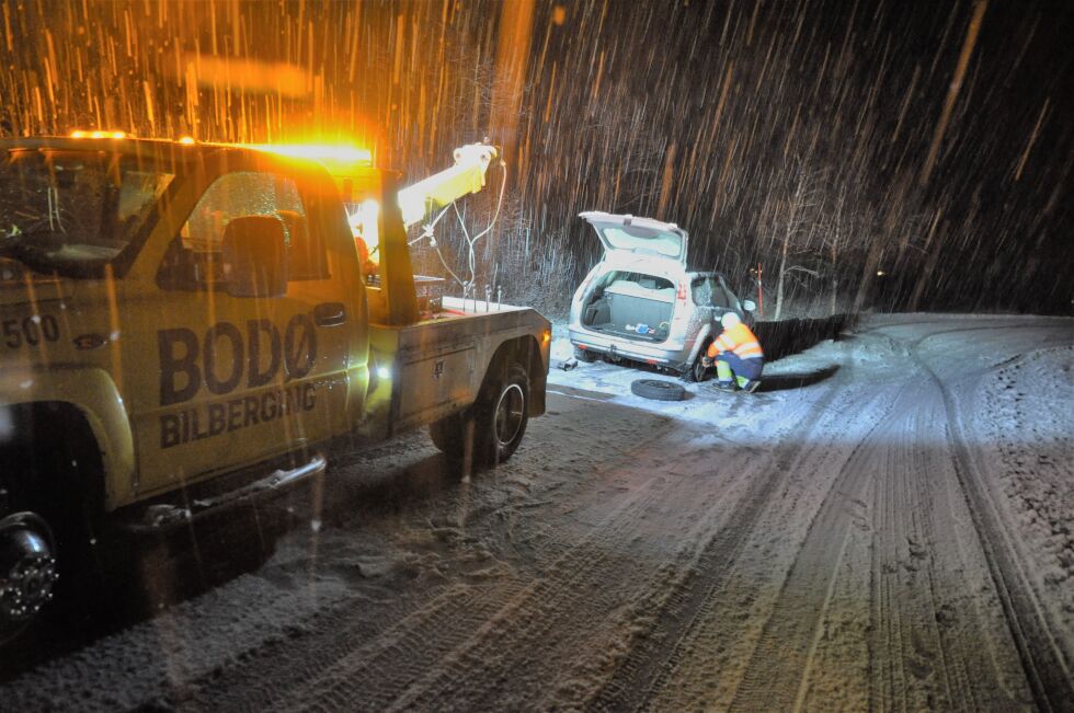 PÅ VEIEN IGJEN. Bergingsbil fikk trukket bilen opp av grøfta.
 Foto: Lars Olav Handeland
