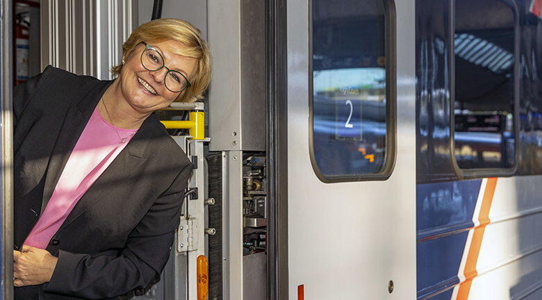 SENKER PRISENE. Sjef for SJ, Rikke Lind, ønsker reisende velkommen ombord i togene.
 Foto: Tor Lindseth