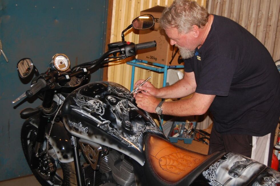 MOTORHEAD PÅ SYKKELEN. På sin egen motorsykkel har Terje Aspmo malt Motorhead-vokalist Lemmy Kilmister i aksjon.
 Foto: Stig Bjørnar Karlsen