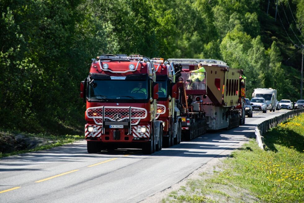 TUNGT. Her trekker og dytter tre lastebiler på spesialvognene som ble brukt for å transportere den 235 tonn tunge transformatoren.
 Foto: Tarjei Abelsen