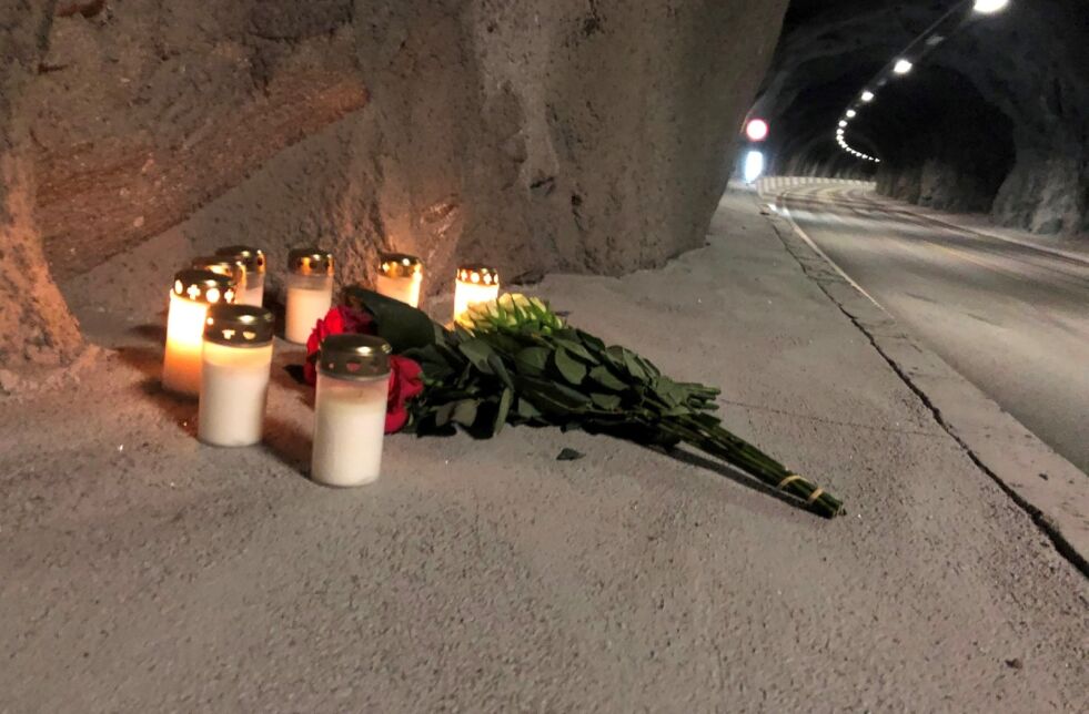 MINNES DE DØDE. Allerede torsdag var det lagt ned blomster og lys ved ulykkesstedet. Foto: Helge Simonsen