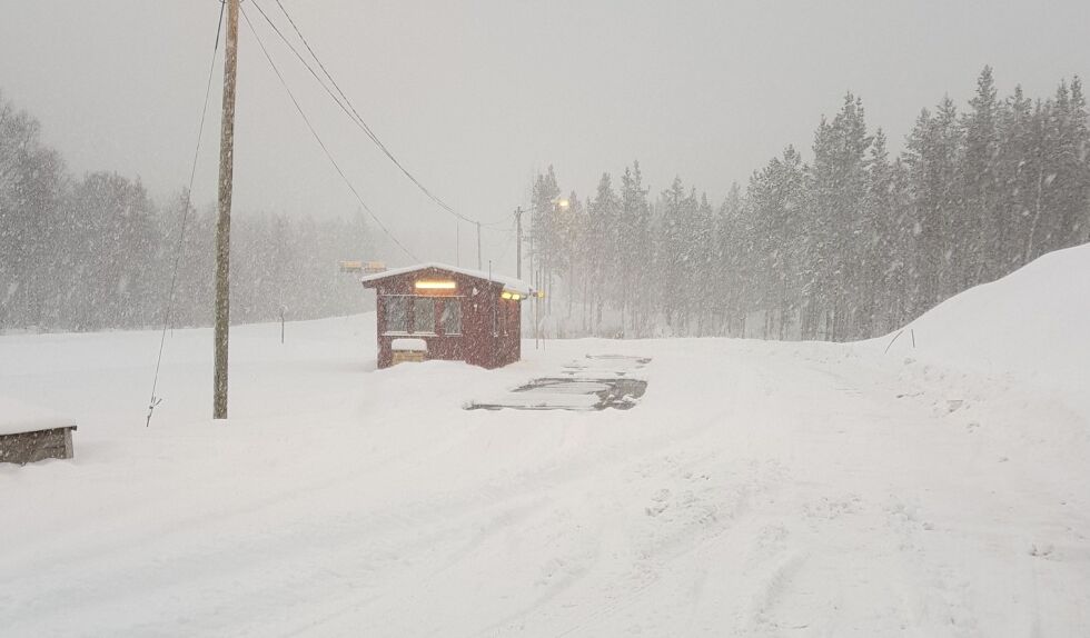 KONTROLL. Det var mye vær ved kontrollstasjonen på Storjord onsdag.
 Foto: Statens Vegvesen