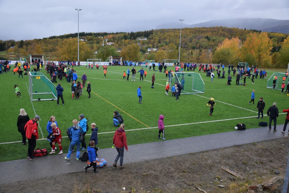 På begynnelsen av lørdagen var banen i Valnesfjord delt i fire, slik at fire kamper pågikk samtidig.
 Foto: Frida Kalbakk