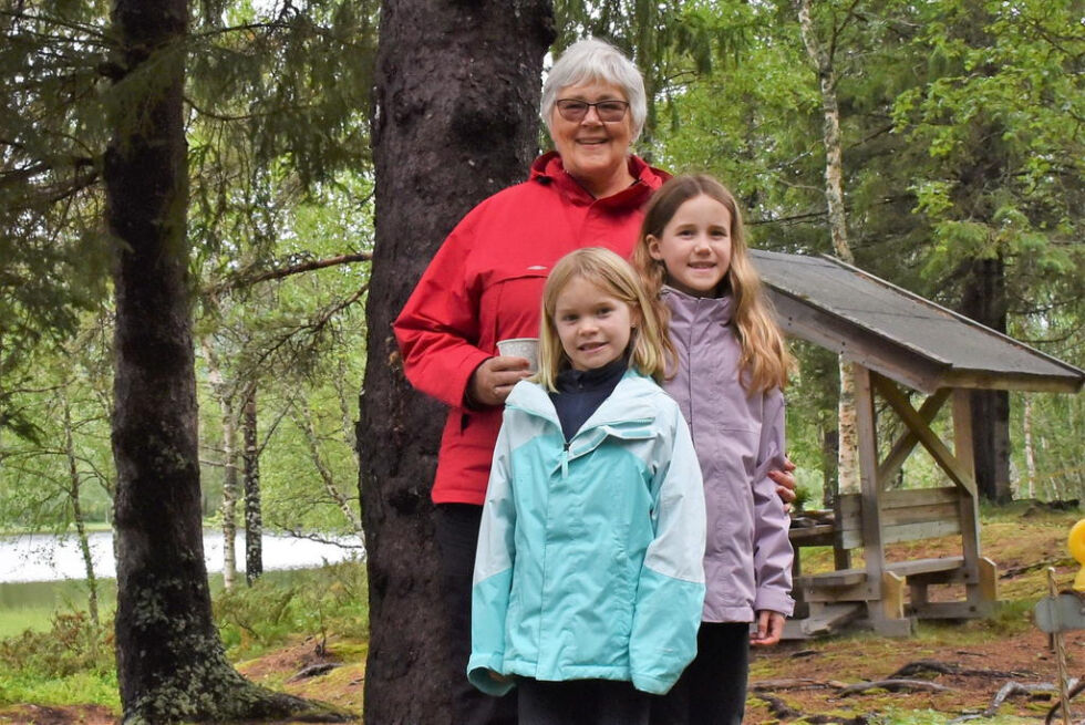 BESTEMOR-LYKKE.Bestemor Tove Fløttkjær Hanssen og barnebarna Sienna (8) og Ella (10) fra Virginia, USA kunne endelig treffes etter tre korona-år. Alle foto: Lars Olav Handeland