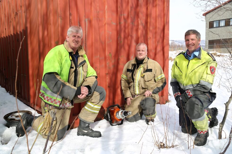 HELTENE. Det var Erling Hansen (t.v.), Ketil Johansen og Trond Nilsen i Salten brann som klarte å løfte opp konteineren slik at de fikk katten ut. Familien Lofthus er veldig takknemlig for hjelpen.