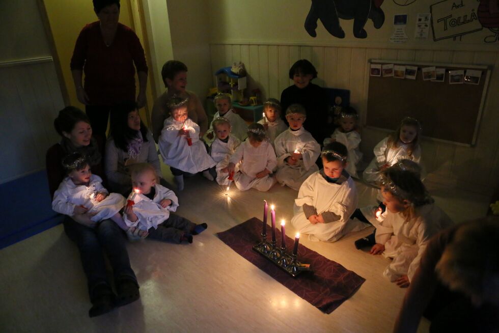 FASINERT. Barna i Tollå barnehage i Beiarn ser på de tre lysene som er tent. I tillegg har de egne lys i hånden, fordi Saltenposten var innom de på luciadagen.
 Foto: Bjørn L. Olsen