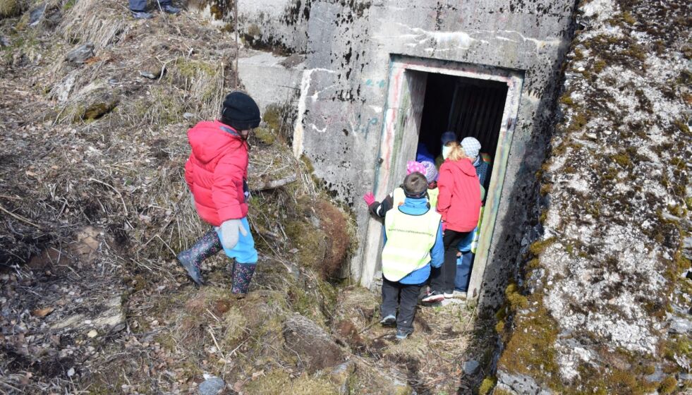 I KYSTFORTET. Barn fra småtrinnet ved Røsvik skole og Løkta barnehage ser seg rundt i bunkerser og kanonstillinger. Foto: Eva S. Winther