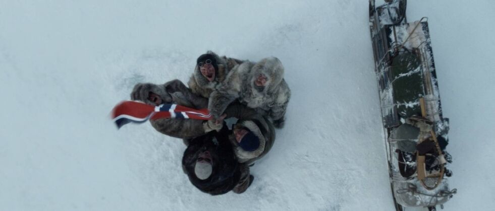 HISTORISK ØYEBLIKK. Det er et godt stykke nasjonal-epos som sendes på kinolerretene 15. februar, da har nemlig filmen «Amundsen» premiere. Med i filmen er foldværingen Mads Sjøgård Pettersen, øverst i bildet. Foto: Filmweb