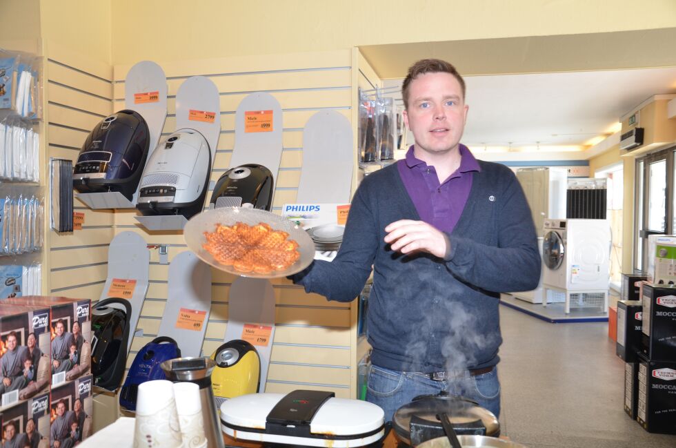 VAFFELDAG. Steinar Maarnes og kollegene på Rognan Elsenter serverer nystekte vafler og kaffe til kundene på den store vaffeldagen.
 Foto: Sverre Breivik