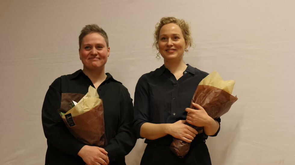 PÅ HJEMMEBANE. Hovedpersonene ble hyllet med blomster etter første før-premiere ved Mørsvik bygdekino. Rakel Nystabakk (t.v.) og Rebekka Nystabakk. Alle foto: Bjørnar A. Pettersen