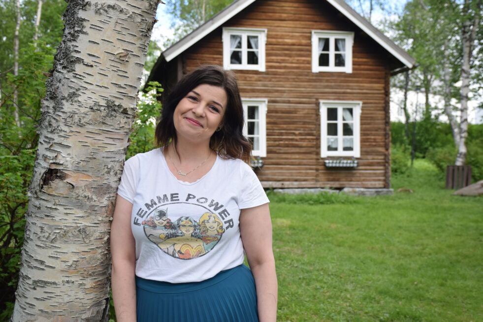 Eirin Edvardsen i Nordlandsmuseet har fortellerstund på Fauske bygdetun i sommer.
 Foto: Eva S. Winther
