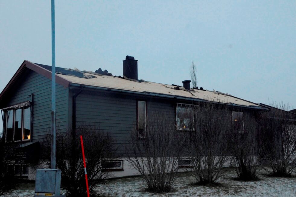 RENSKET TAKET. Her ser vi hvordan huset ser ut fra Kantlyngven, hvor taket er nesten rensket for takpapp. Foto: Arild Bjørnbakk
