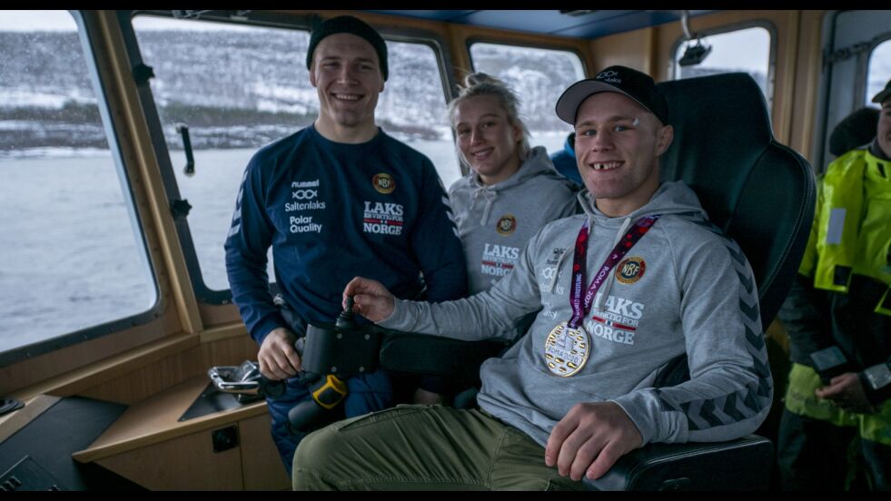 Morten Thoresen, Iselin Solheim og Felix Baldauf fikk prøve seg som styrmann ombord i Salten Aquas båt Jenny.
 Foto: Rabalder Produksjon