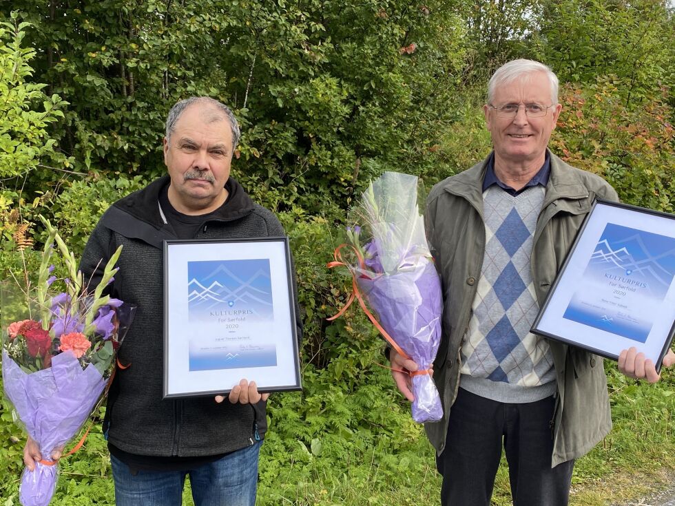 Ingvar Sørfjord (t.v.) og Rune Åsbakk deler på kulturprisen til Sørfold kommune. De har begge gjort lang og god innsats i hver sine skytterlag.
 Foto: Eva S. Winther