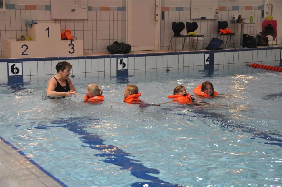 FORTSETTER. Birgit Kosmo (t.v) mener kursene under svømmeaksjonen bidrar til at barna ikke får panikk når hodet kommer under vann, og at tiltaket er viktig. Nå sørger Gjensidige-stiftelsen for at aksjonen fortsetter i tre år til. Foto: Lana Krehic