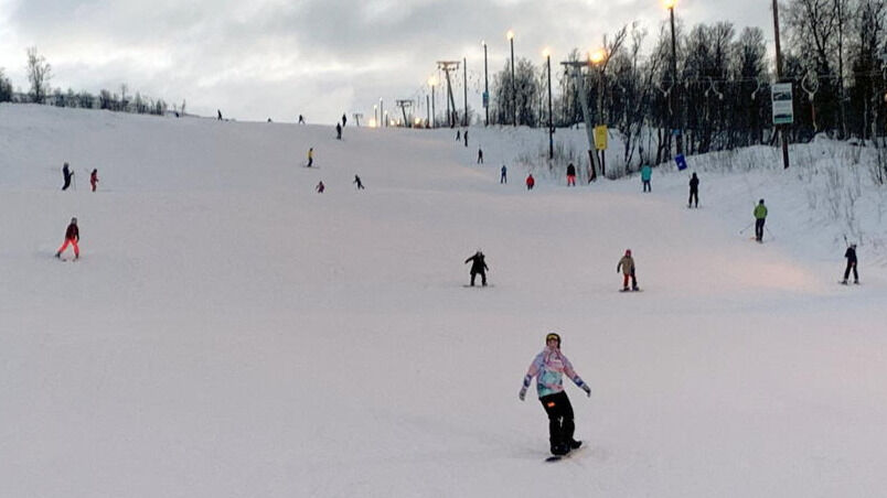 SKIGLEDE. Fjerde juledag kan Sulitjelma Fjellandsby ønske folk velkommen til sesongåpning i alpinbakken igjen - etter en tilnærmet perfekt periode med snøproduksjon.
 Foto: Espen Johansen