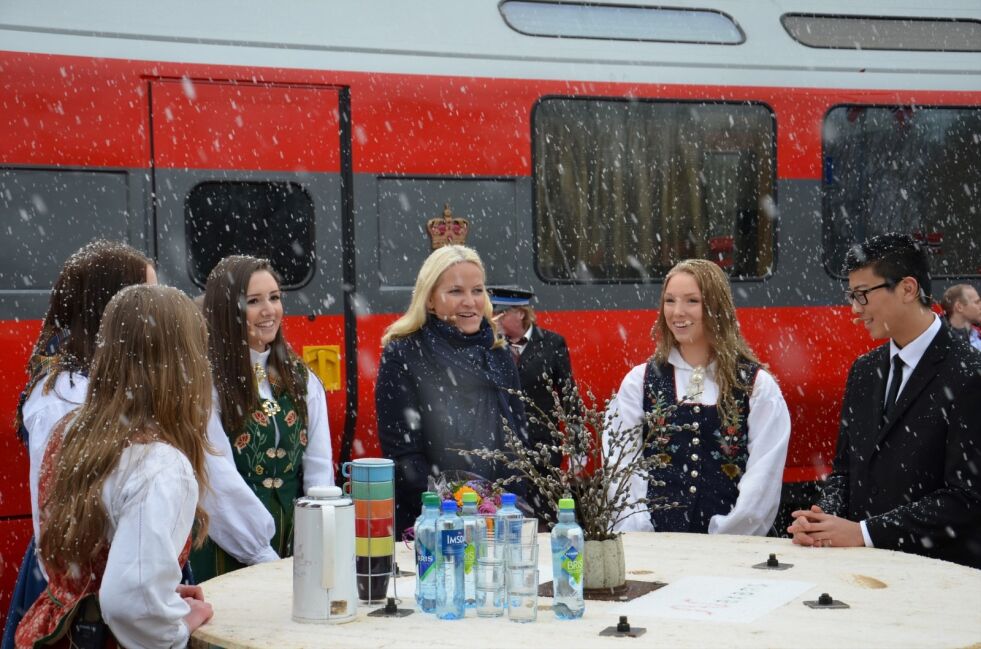 LITTERTURPRAT. Kronprinsesse Mette-Marit diskuterte ungdomslitteratur med ungdommene fra Saltdal. Alle foto: Sverre Breivik