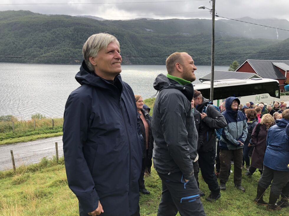 OPPLEVDE ENGAN. Ola Elvestuen (t.v.) og Jon Georg Dale fikk en vandring sammen med mange andre på Engan i Sørfold.
 Foto: Helge Simonsen