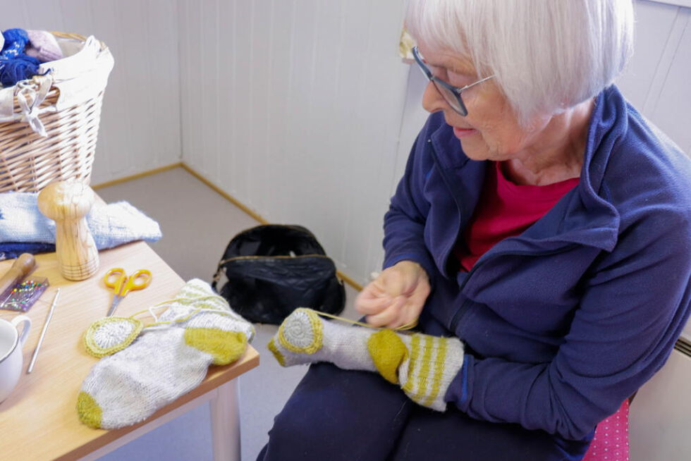 GJENBRUK. Heklede lapper, nål og trå og stoppesopp er gode hjelpemidler når Else Karin reparere slitte ullsokker.
 Foto: Anita Sjåvik