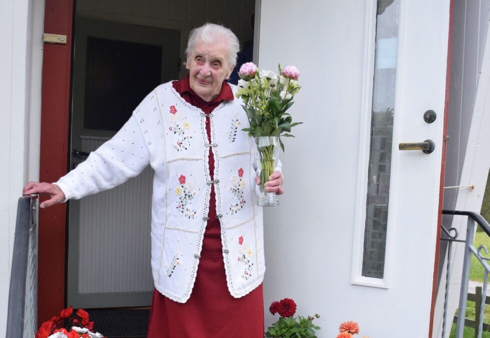 GODT HUMØR ER NØKKELEN. Agnes Pedersen (100) fylte nylig år, og denne uka kom ordføreren innom med blomster og kake. Agnes er trolig den i Bonådalen som har blitt eldst. Begge foto: Eva S. Winther