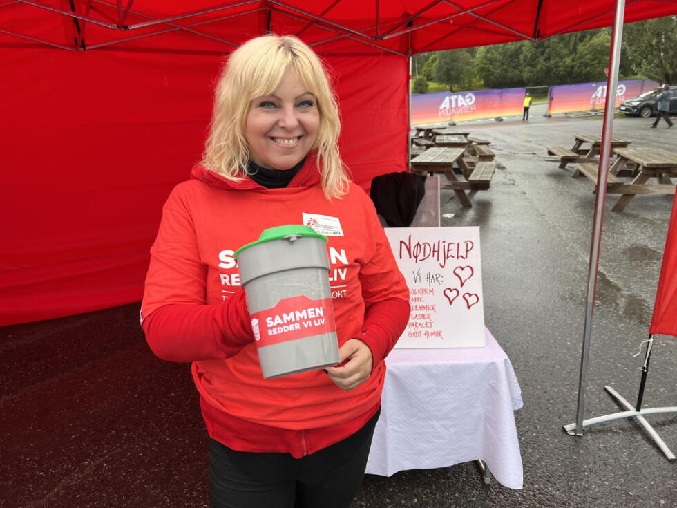 INNSAMLING MED ET SMIL. Hanne Myrvang er fylkesaksjonsleder i Nordland for årets TV-aksjon og kickstartet aksjonen under Gata-festivalen. Nå er det like før aksjonen begynner for alvor.
 Foto: Espen Johansen