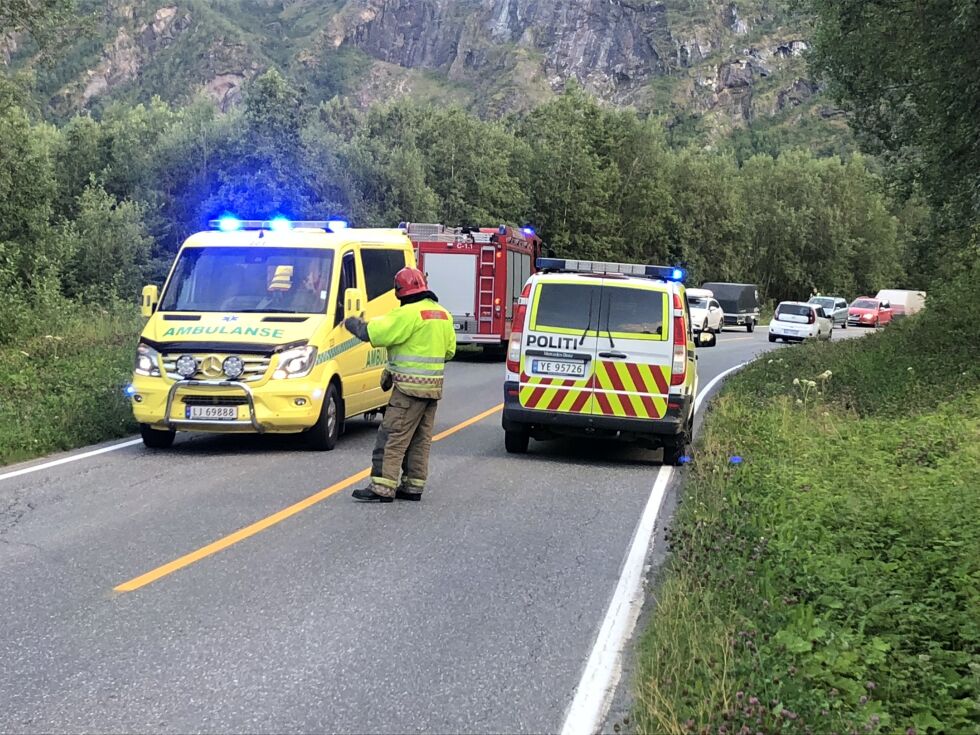 TIL SYKEHUS. Her blir motorsykkelføreren kjørt til Nordlandssykehuset i ambulanse etter ulykken som skjedde en knapp kilometer før Grønnlifjell-tunnelen på fylkesvei 830 mot Sulitjelma.
 Foto: Helge Simonsen