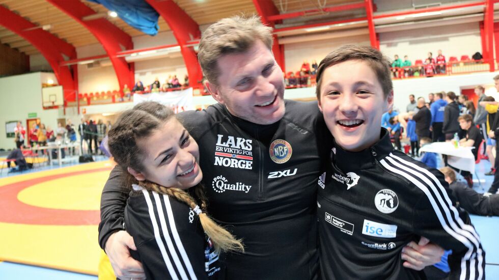 Landslagstrener Eren Gjægtvik sammen med NNM-vinnerne Aniat Lachinova og Benjamin Hansen.
 Foto: Lars Antonsen