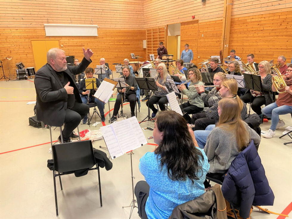 ØVER FOR DET STORE. Saltensambandet og dirigent Ketil Hugaas har startet oppladingen til Saltenfestivalen som arrangeres den andre helga i juni.
 Foto: Kenneth Strømsvåg