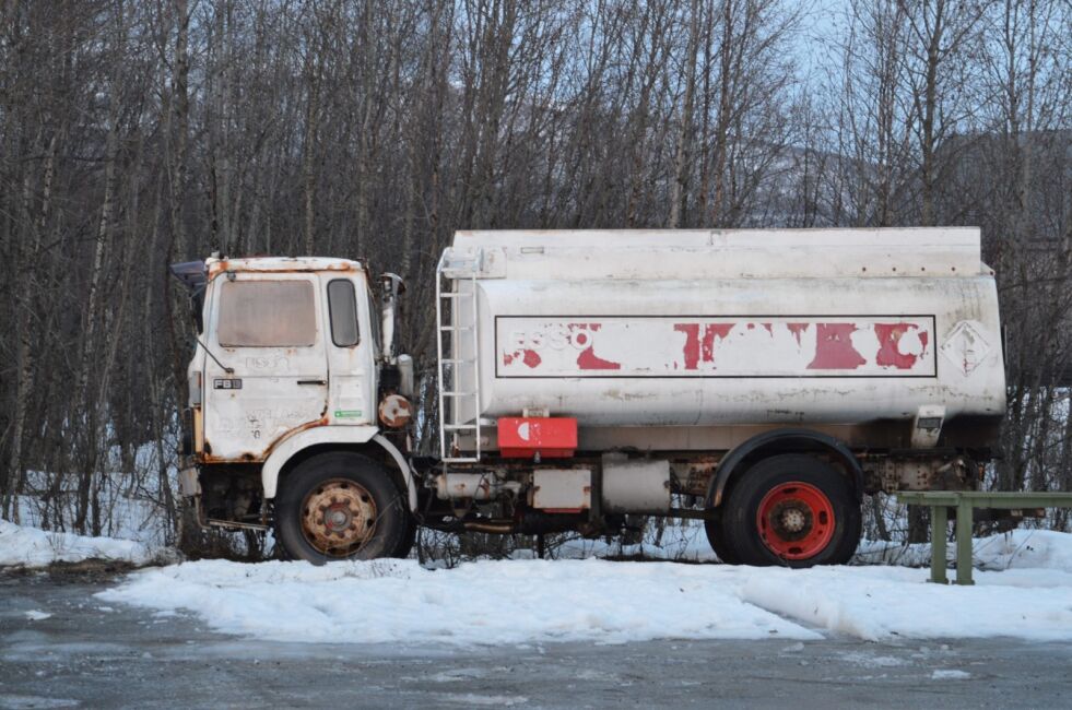 LEKKET DIESEL. Fra denne utrangerte tankbilen, som skulle vært vraket, lekket det diesel ut i Liosen. Det endte i en stor bot. Foto: Michael Jensen