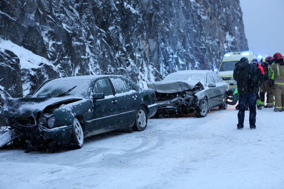 ULYKKE. To biler kolliderte ved Setså torsdag morgen.
 Foto: Bjørn L. Olsen