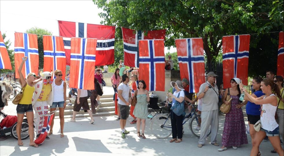 NORSKESVINGEN. Fra tidlig på søndagen var det trangt om flaggplassen i norskesvingen ved Jardin des Tulieres ved Rue de Rivoli.
