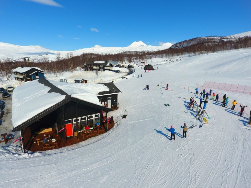 ULYKKE. En gutt falt og pådro seg et kompresjonsbrudd i ryggen i alpinbakken i Daja påskeaften. Han er nå operert ved Universitetssykehuset i Nord-Norge, og operasjonen skal ha vært vellykket. Foto: Espen Johansen