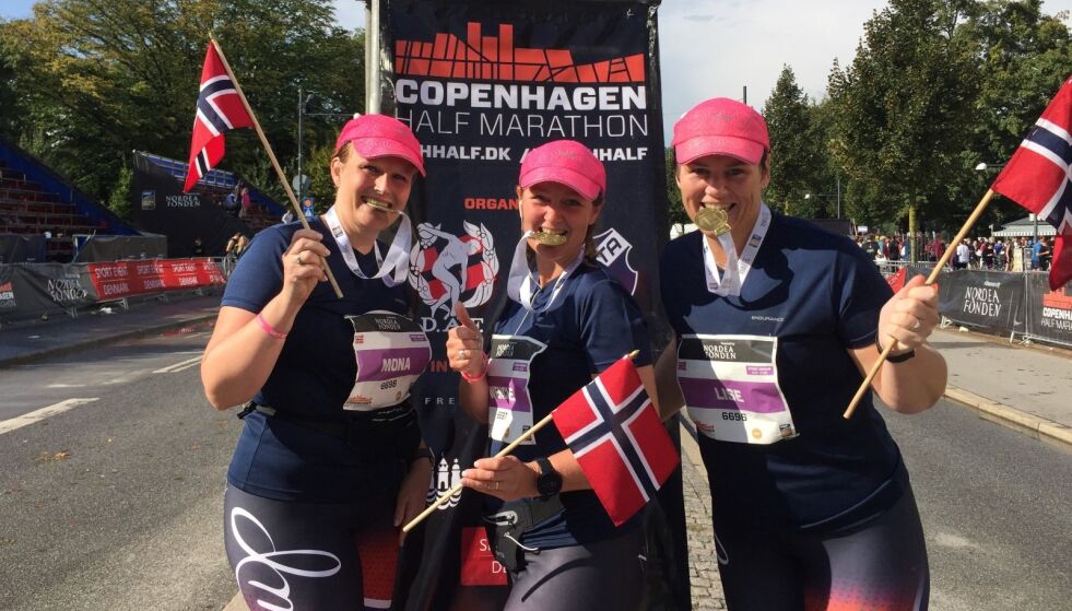 I MÅL. Lise Nilsen, Mona Storteig og Wenche Pettersen gjennomførte Copenhagen Half Marathon i helgen i ekstremvær, her strålende fornøyde etter målgang. Foto: Elin Kvamme