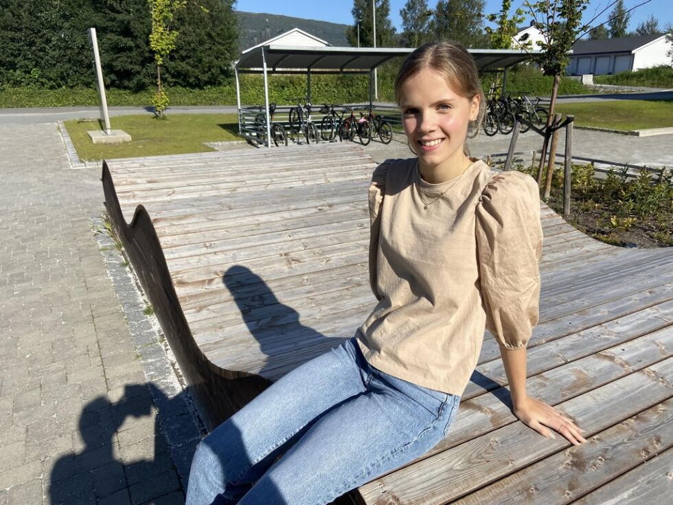 SKRYTER AV SKOLEN. Eline Winther (15) er godt fornøyd med tilværelsen som elev ved Vestmyra skole på Fauske. Hva hun skal ta seg til i resten av sitt liv, det holder hun ennå veldig åpent.
 Foto: Kenneth Strømsvåg