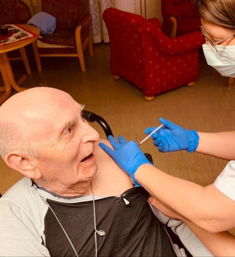 FØRSTEMANN UT 87-åringen Bjarne Jensen fikk den første koronavaksinen da Saltdal kommune startet opp vaksineringen onsdag.
 Foto: Saltdal kommune