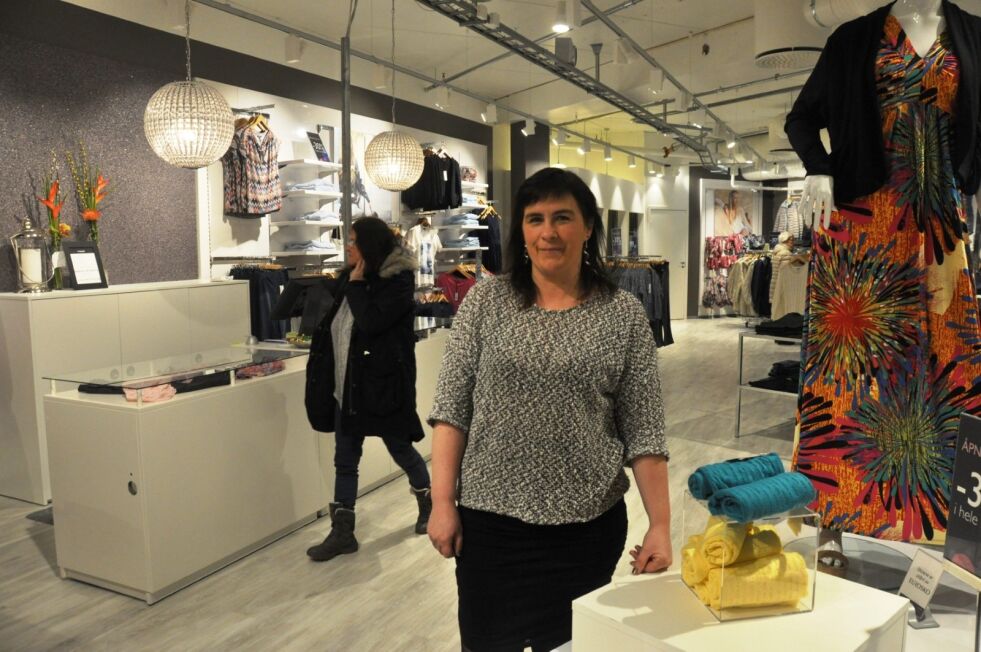 NYÅPNING. Risøe gjenåpnet torsdag og butikkarbeider Rita Sagnes er veldig fornøyd med det nye lokalet. Foto: Sylvia Bredal
