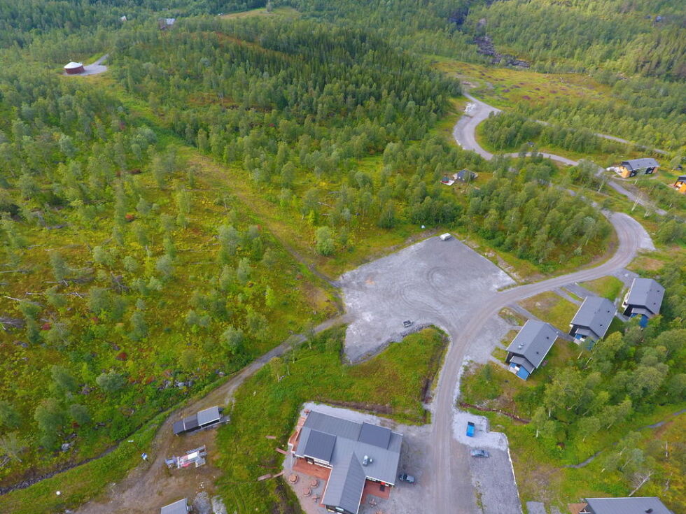 AKTUELT OMRÅDE. Det er fra området ved den store parkeringsplassen og oppover i bakken opp mot Coop-stua det nå sees på muligheter for etablering av flere titalls nye hytter.
 Foto: Espen Johansen