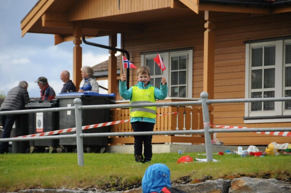 HEIA. En liten kar fra Valnesfjord barnehage sjarmerte med sine to flagg og intensiv veiving.