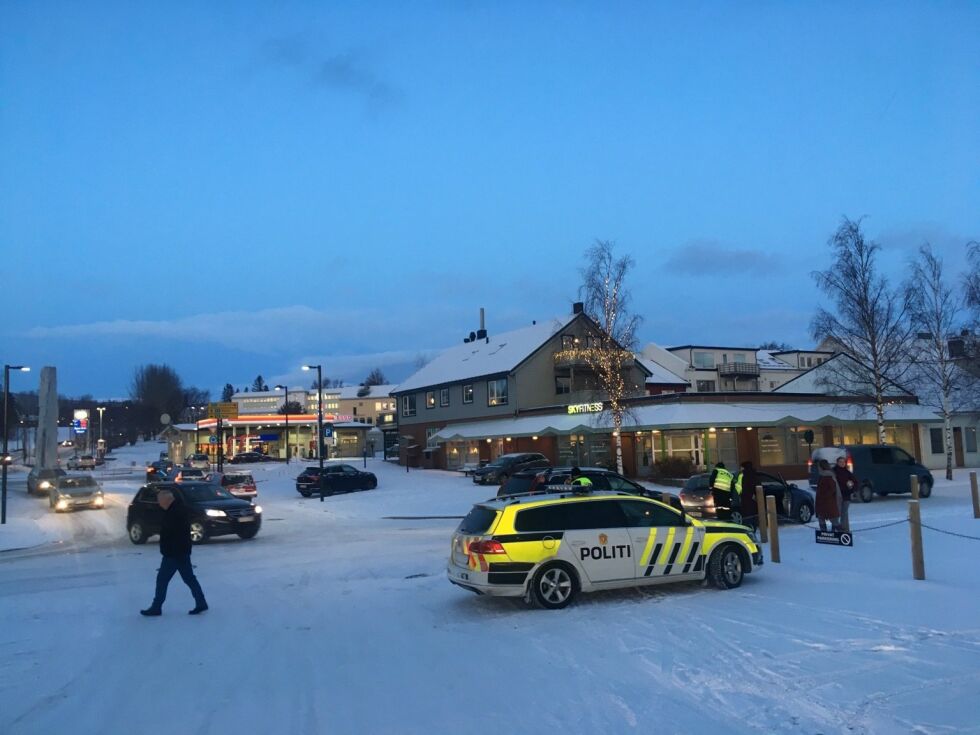 UHELL. Et uhell i Fauske sentrum tirsdag ettermiddag skapte små køer i Sjøgata.
 Foto: Tarjei Abelsen
