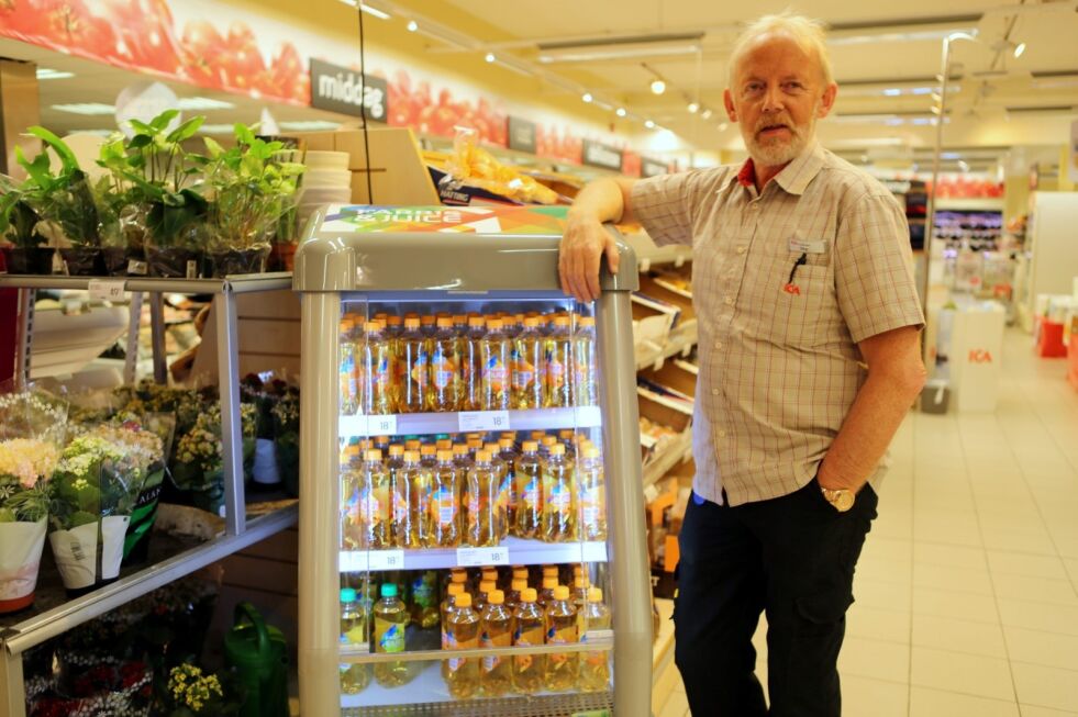 SVÆRT FORNØYD. Kjøpmann Stig Salemonsen ved Ica Fauske er veldig fornøyd med salget i sommer. Det er drikke, is, grillmat og frukt det går mest av.