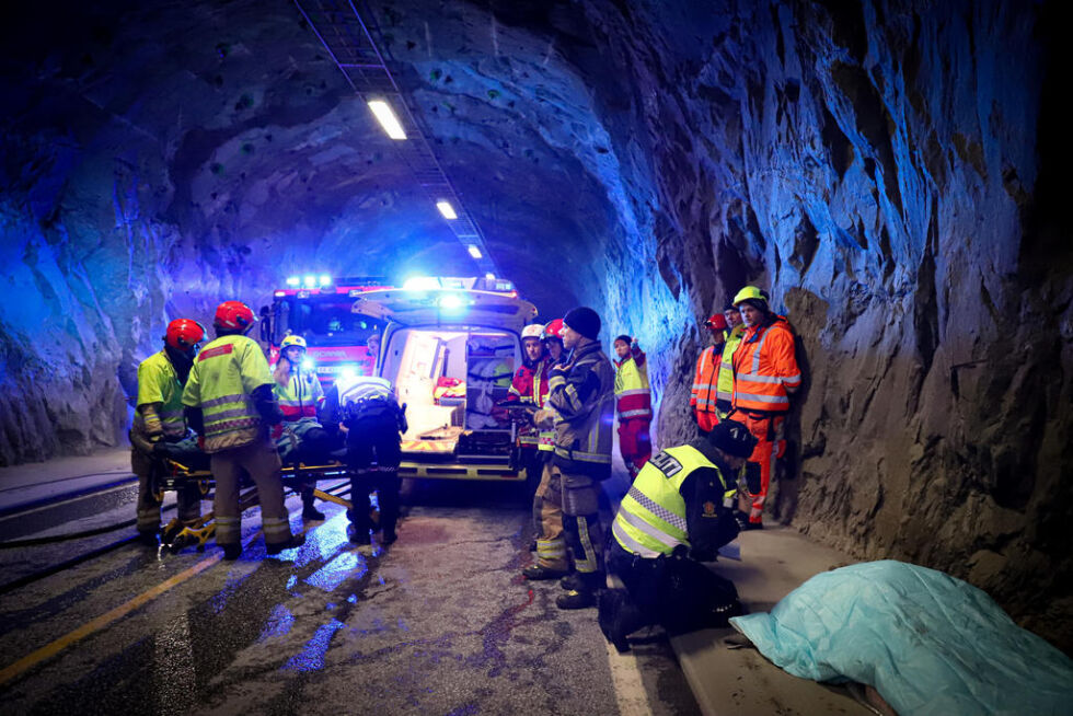 FULLSKALA BEREDSKAPSØVELSE. I tre intense timer øvde politi, brannvesen og ambulanse på å redde liv i en simulert trafikkulykke - for når det virkelig gjelder, må alt sitte.
 Foto: Foto: Lise Berntzen