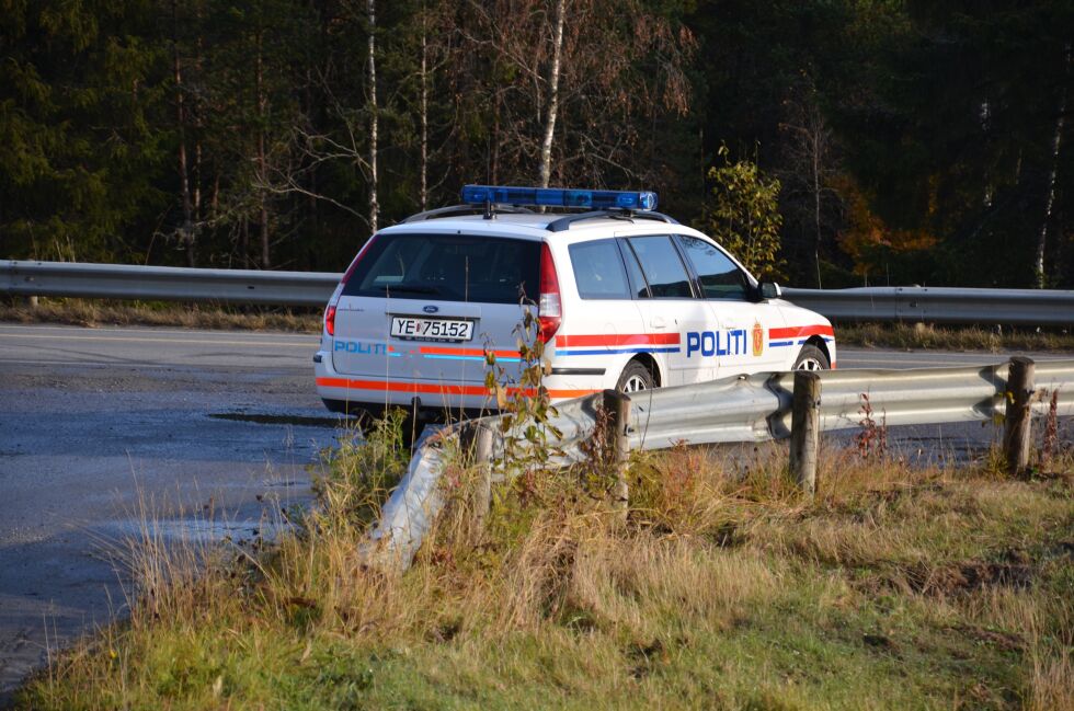 MÅTTE STOPPES. Politiet måtte rykke ut og stoppe en lastebil med alt for lang last i Sørfold. Bildet er tatt i en annen sammenheng.
 Foto: Sverre Breivik