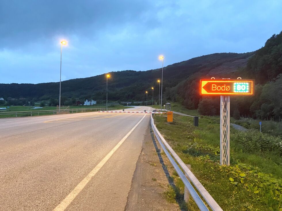 BOM STOPP. Du kommer hit men ikke lenger fra klokka 22.00 i kveld. Etter det må du kjøre Trivselsveien og via Straumsnes for å ta deg i retning av Bodø.
 Foto: Kenneth Strømsvåg