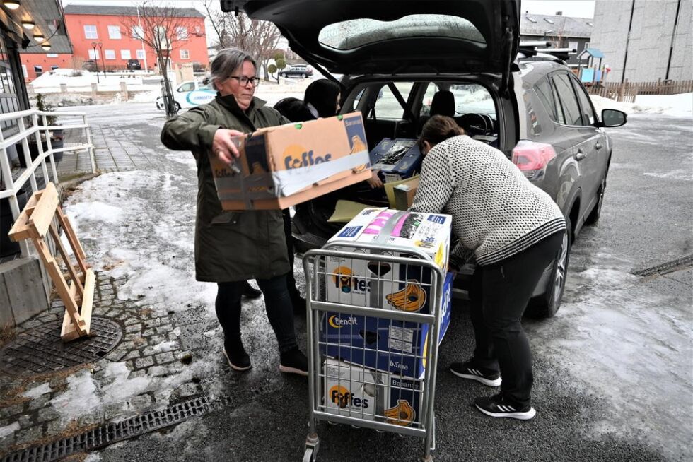 VENNINNE-AKSJON. Lill Nymo var innom Frivilligsentralen tirsdag formiddag. Hun og venninnene snudde seg rundt og samlet saker og ting i pappesker for å bidra. Her får hun hjelp av Kassandra Petsa og Gunn Lisbeth Pedersen med å tømme bilen.
 Foto: Kenneth Strømsvåg