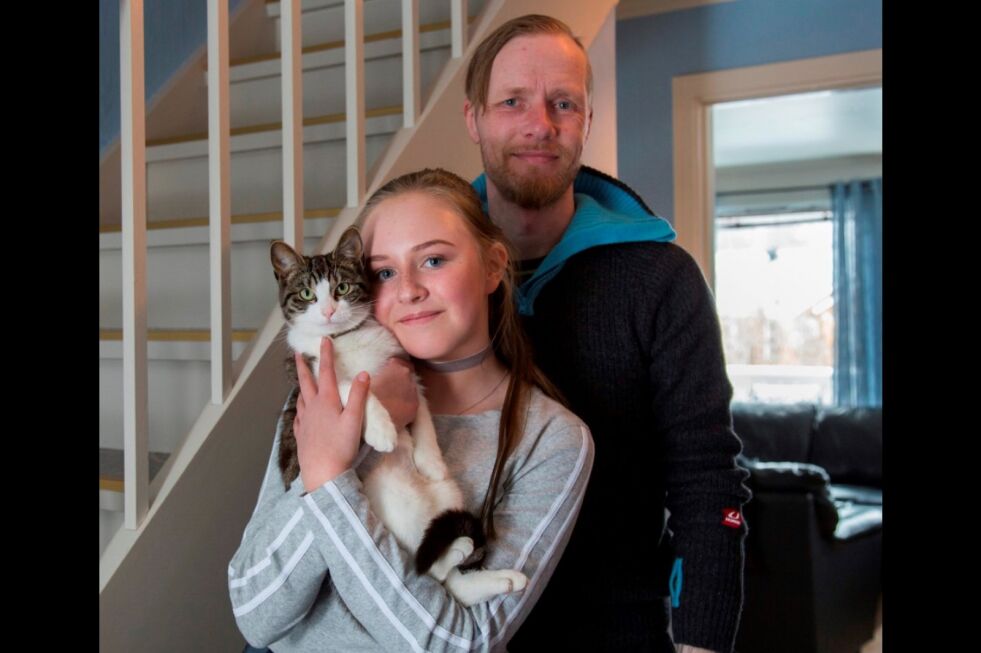 GLADE. Matfar Sven Ove Lofthus (45) og datteren Alexandra (13) er veldig glade for at katten Olivia (1) overlevde natten under konteineren. Foto: Bjørn L. Olsen