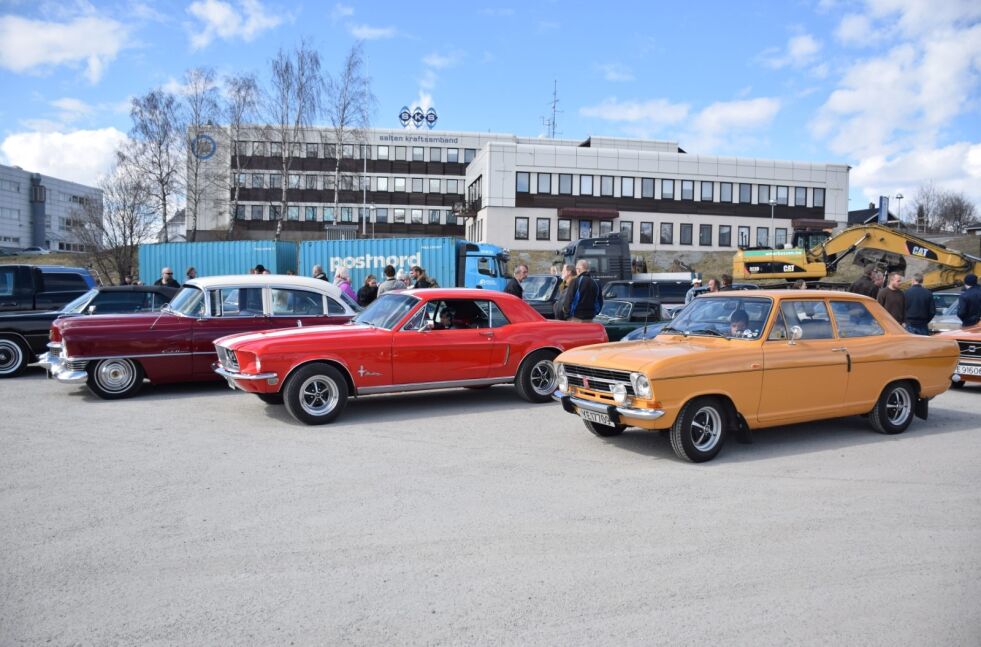 LITT AV HVERT. Alt fra gamle Volvoer til Ford Mustang var å se på Fauske sist lørdag da en gjeng bilinteresserte kjørte Skjerstadfjorden rundt. Foto: Eva S. Winther