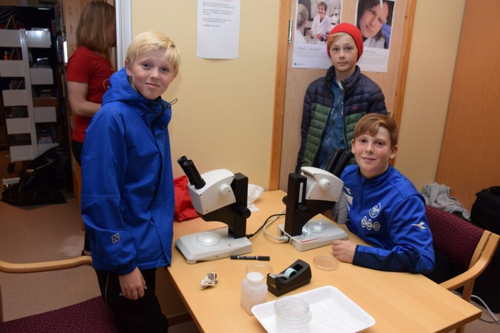 NYSGJERRIGE. Lukas Holmegård (11), Odin Dybvik (11) og Mathias Bergli (12) syntes det var spennende å se på hva forskerne holdt på med.