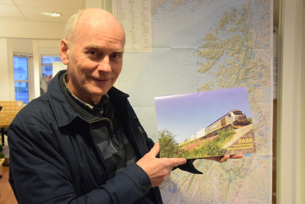 Svein Arnt Uhre i Aksjonsgruppa for Nord-Norgebanen med kalenderen som de har bidratt til sammen med Tromskomiteen for jernbane.
 Foto: Eva S. Winther